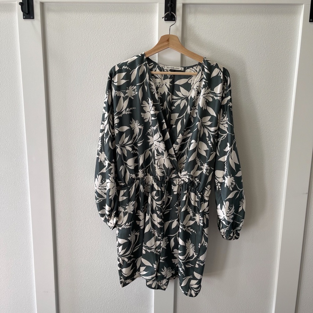 NEVER WORN Abercrombie & Fitch Green and White Floral Romper